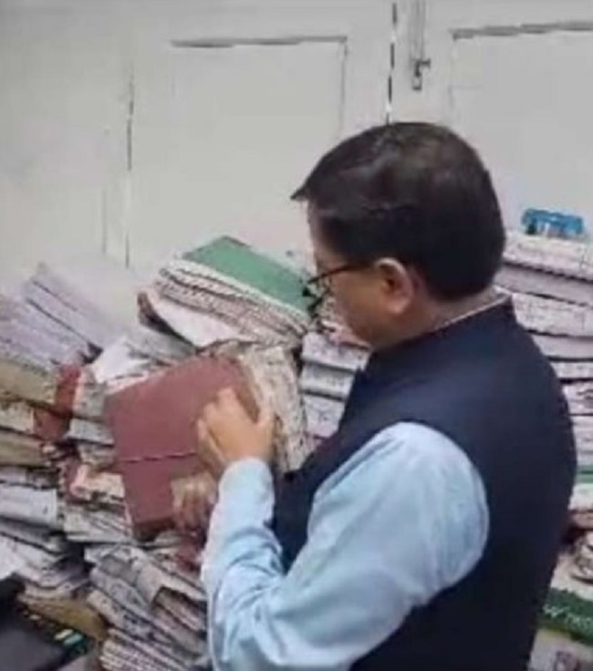 फुल एक्शन मोड में राजधानी के कलेक्ट्रेट में किया औचक निरीक्षण: सीएम धामी
