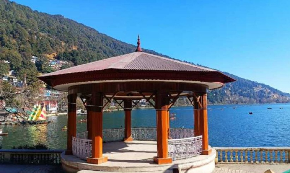 नैनीताल सरोवर नगरी में दरकते ऐतिहासिक बैंड स्टैंड की मरम्मत के लिए नहीं मिला एक भी ठेकेदार: