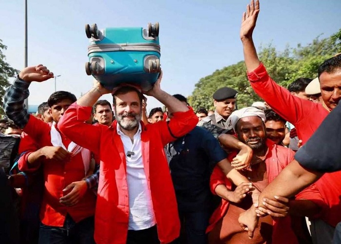 रेलवे स्‍टेशन पर ‘कुली’ बने राहुल गांधी!