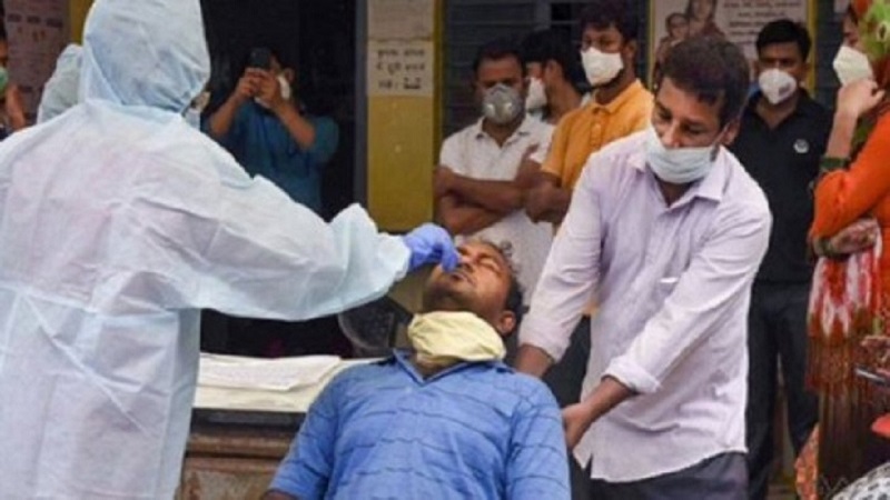 देश में कोरोना के नए मामलों में बड़ी गिरावट, 24 घंटे में मिले 8,813 संक्रमित.