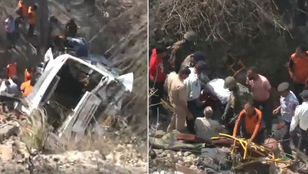 जम्मू-कश्मीर के रियासी में तीर्थयात्रियों की बस पर आतंकवादियों ने किया हमला, 9 की मौत, 33 घायल