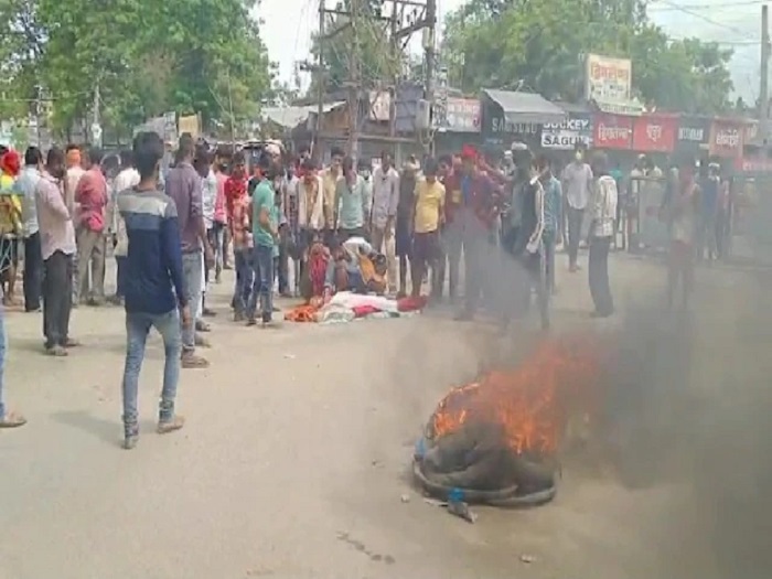 अपराधियों ने एक युवक की गोली मारकर हत्या कर दी, घटना के बाद स्थानीय लोगों में जमकर आक्रोश.