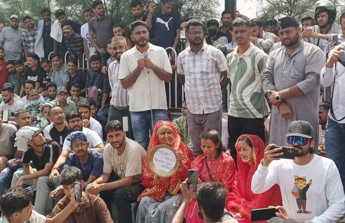 उत्तराखंड में युवाओं का गुस्सा: ‘छीन के लेंगे आज़ादी’ नारे पर कांग्रेस–भाजपा आमने-सामने