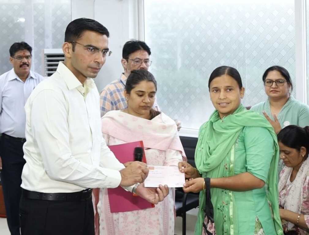 देहरादून बना उदाहरण: रायफल फंड से 06 असहायों को डीएम सविन बंसल ने प्रदान की 1.50 लाख की सहायता