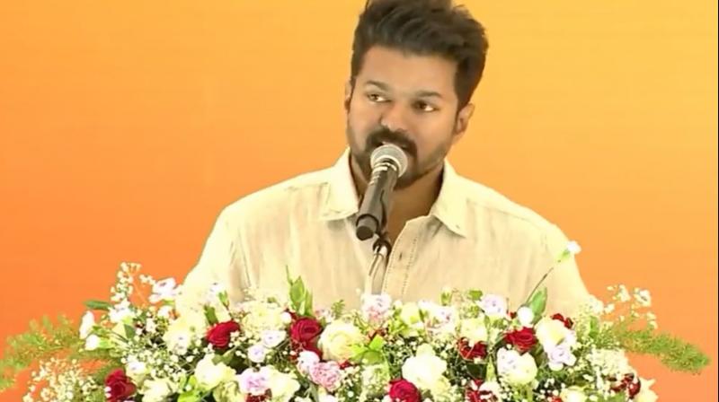 एक्टिंग के बाद अब राजनीति में अभिनेता थलापति विजय की एंट्री, पार्टी का झंडा और चिह्न किया लॉन्च