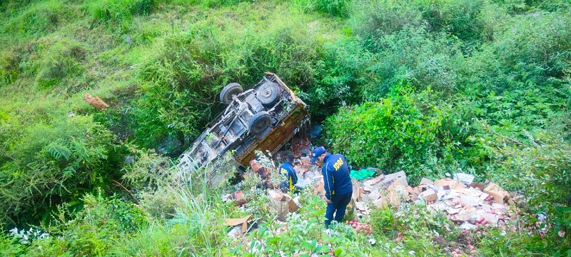 उत्तराखंड: देहरादून के चकराता क्षेत्र में खाई में गिरा वाहन, बाल बाल बची ड्राइवर की जान.