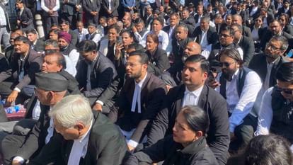 वकीलों ने किया चक्का जाम, सिविल कैंपस में रैन बसेरा निर्माण का कड़ा विरोध जारी