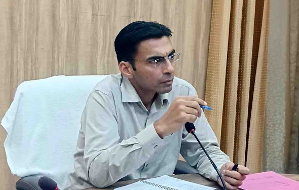 डीएम सविन बंसल ने कसे अफसरों के पेंच 