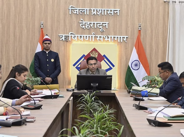 बेवजह कटी सड़क तो नपेंगे अधिकारी – डीएम की चेतावनी 