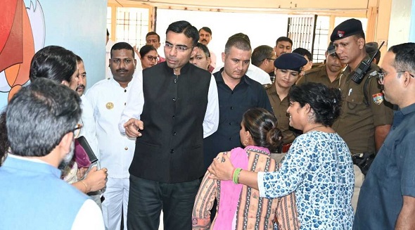 डीएम ने मूकबधिर महिलाओं संग मनाई दीपावली