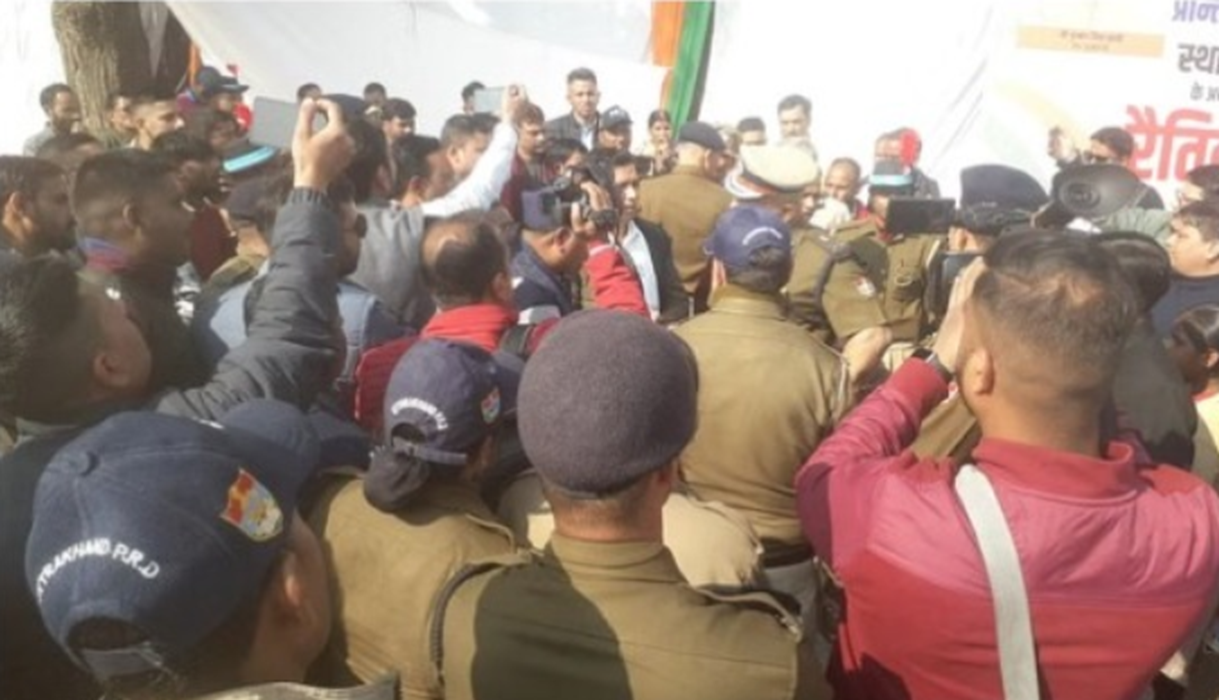 लंबित मांगों को लेकर मुख्यमंत्री के सामने हुई नारेबाजी, क्या होगी कार्रवाई?