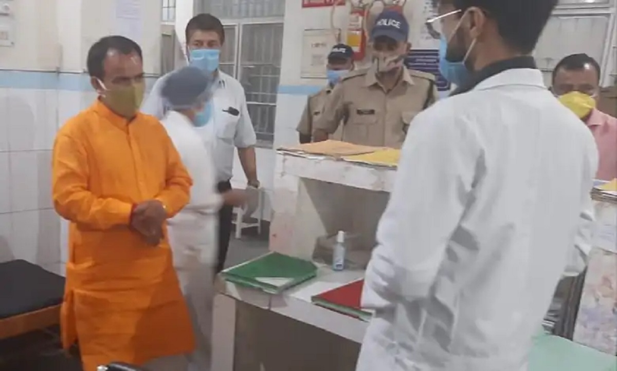 दून के कोरोनेशन अस्पताल में देर रात स्वास्थ्य मंत्री ने मारा छापा, बोले एक भी मरीज रेफर हुआ तो खैर नहीं