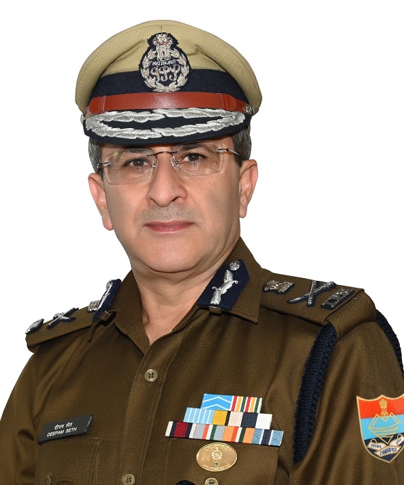 डीजीपी दीपम सेठ ने निलंबित किये डकैत पुलिसकर्मी