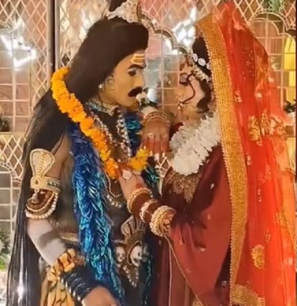दूल्हा-दुल्हन बने शिव-पार्वती