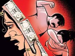 दहेज न देने पर आप्रकृतिक संबंध बनाने व महिला का सिर चूल्हे में डालकर चेहरा जलाने का मामला सामने आया