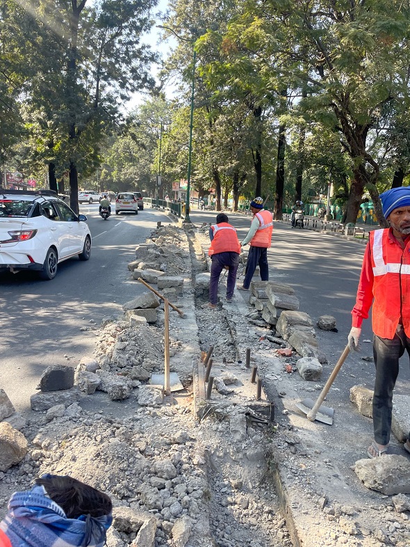 वर्षो बाद राजपुर रोड डिवाईडर का काम शुरू, देर रात हुड़दंगियों के वाहन क्रास ओवर किया करते थे
