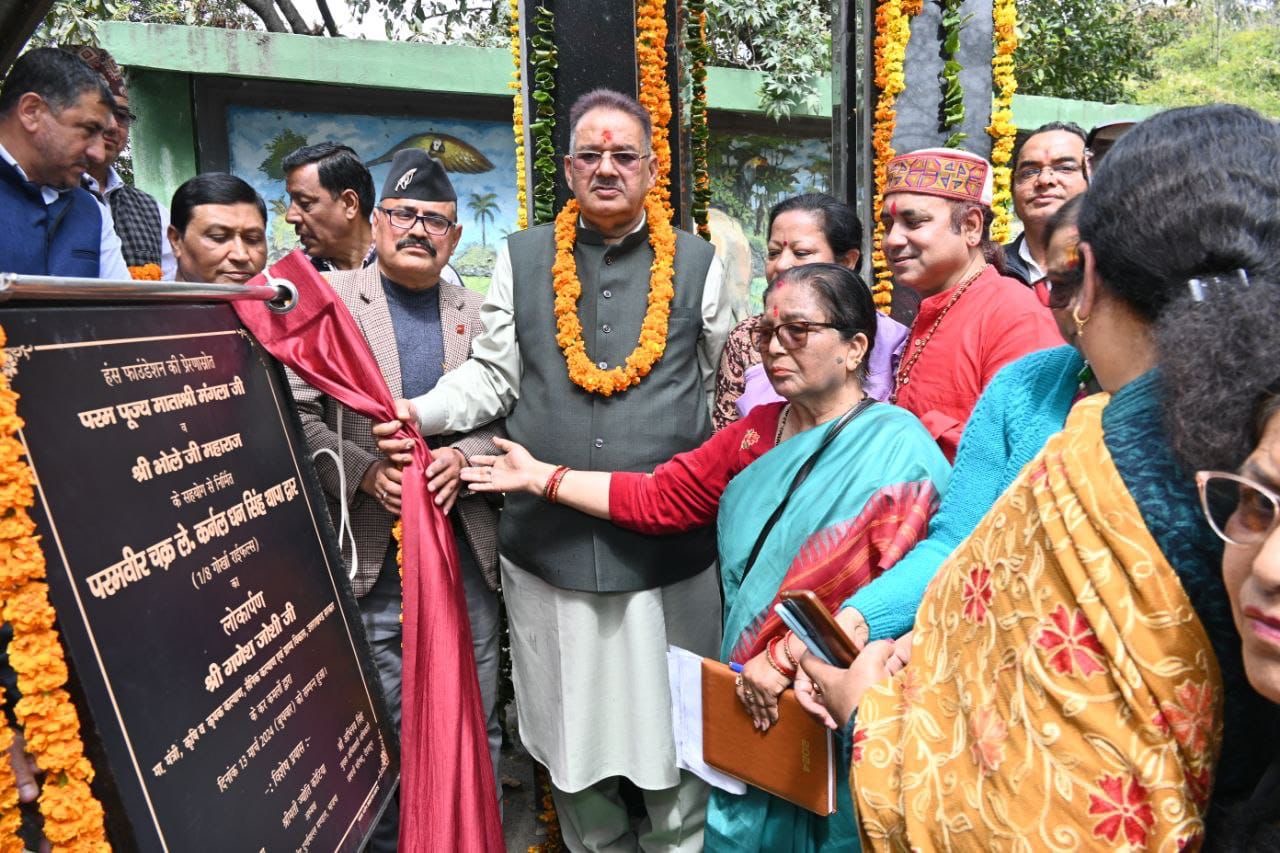 हंस फाउंडेशन के सहयोग से निर्मित परमवीर चक्र ले0 कर्नल धन सिंह थापा द्वार का लोकार्पण करते सैनिक कल्याण मंत्री गणेश जोशी