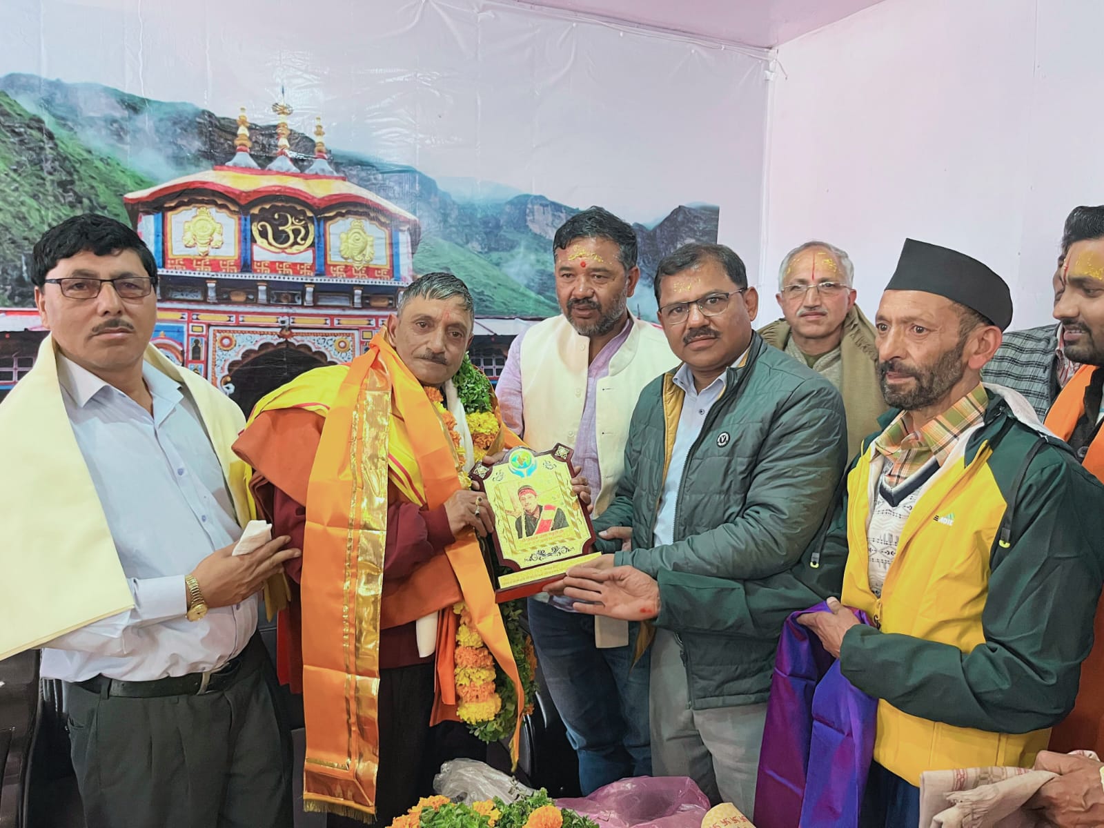 श्री बदरीनाथ- केदारनाथ मंदिर समिति कर्मी प्रकाश रतूड़ी को सेवानिवृत्त होने पर दी विदाई