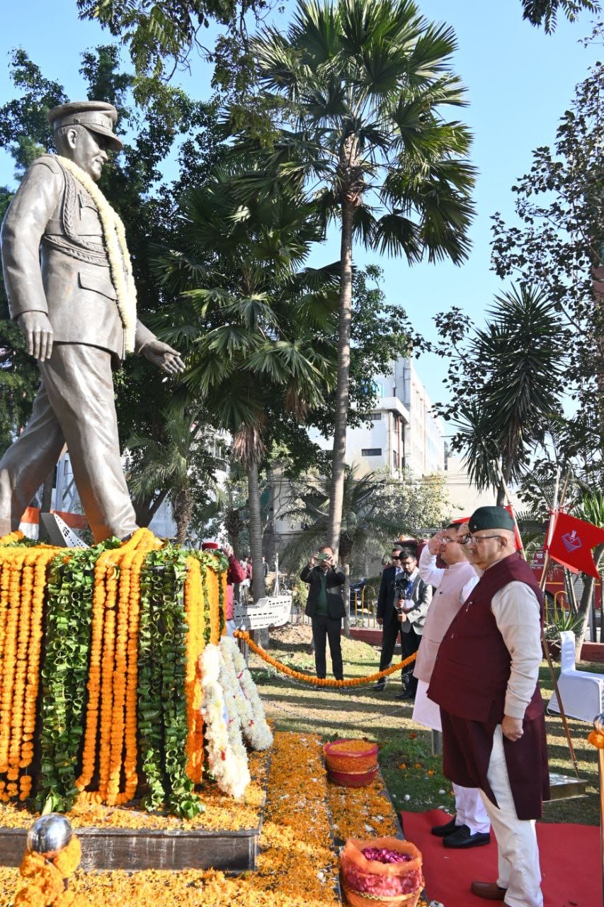 सीडीएस बिपिन रावत की पुण्यतिथि के अवसर पर उनकी मूर्ति पर पुष्प चक्र अर्पित करते मुख्यमंत्री पुष्कर सिंह धामी एवं सैनिक कल्याण मंत्री गणेश जोशी