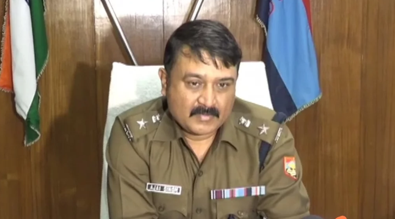 वी०आई०पी० ड्यूटी के दौरान लापरवाही बरतने पर 4 पुलिस कर्मियों को किया लाइन हाजिर : एसएसपी देहरादून