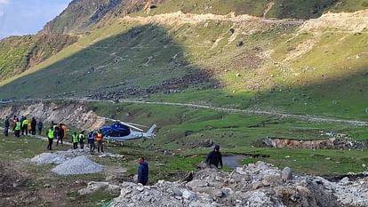 Kedarnath Dham: केदारनाथ में हेलिकॉप्टर की इमरजेंसी लैंडिंग, बाल-बाल बचे तीर्थयात्री