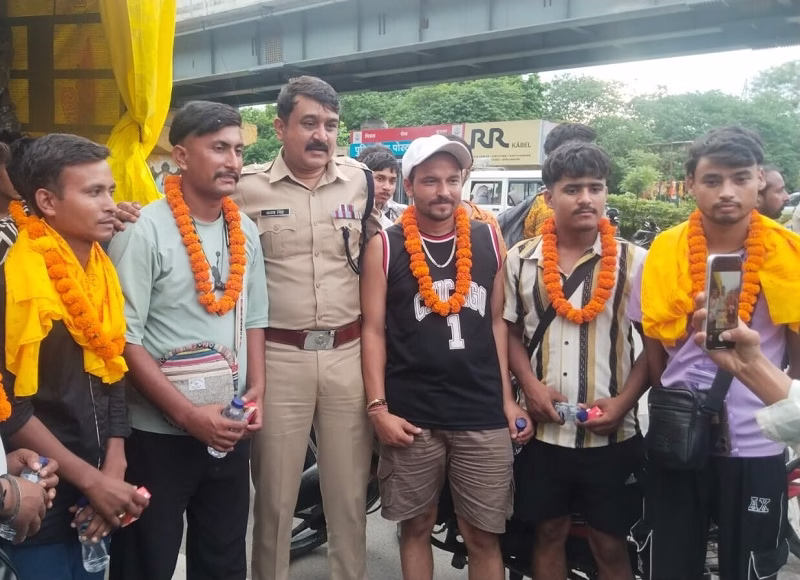 एसएसपी अजय सिंह ने बांटी मिठाई पहनाई माला