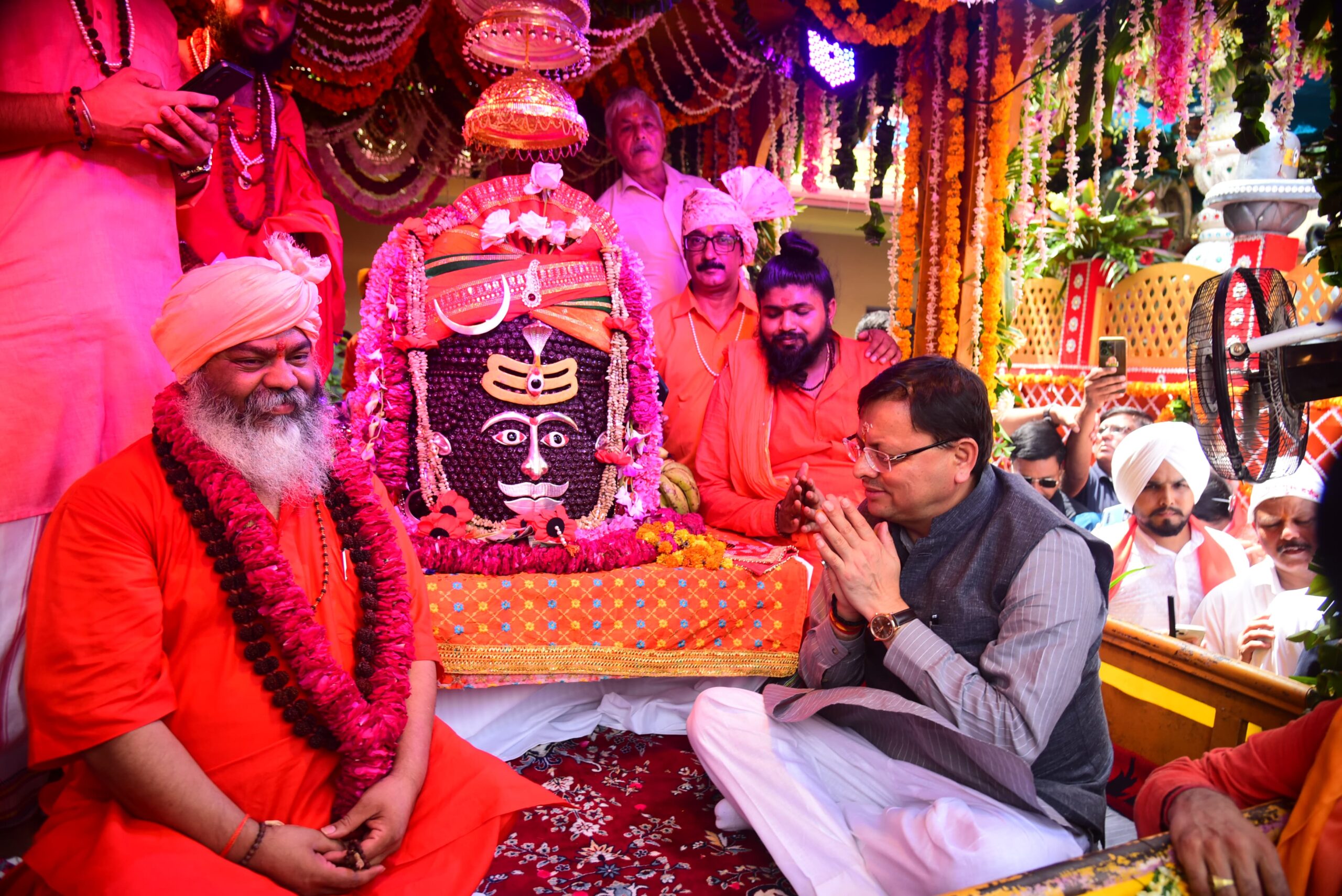 मुख्यमंत्री पुष्कर सिंह धामी ने टपकेश्वर महादेव की भव्य शोभायात्रा में प्रतिभाग किया