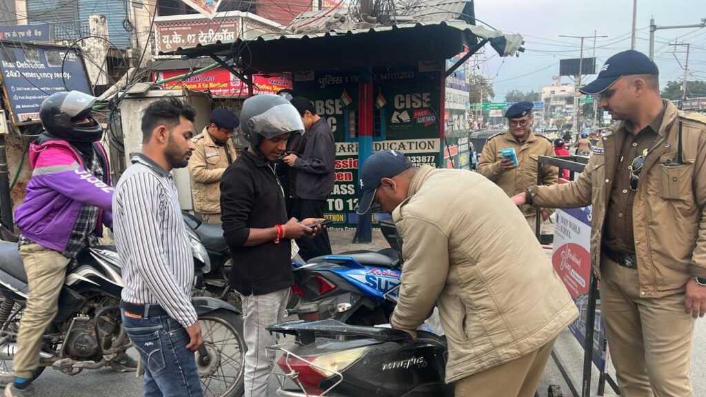 देहरादून में पुलिस का सघन चेकिंग अभियान,