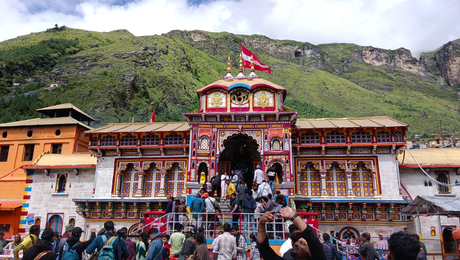 बांग्लादेश में हिंदुओं के जीवन रक्षा की कामना हेतु श्री बदरीनाथ एवं केंदारनाथ धाम सहित सभी अधीनस्थ मंदिरों में पूजा-अर्चना संपन्न हुई