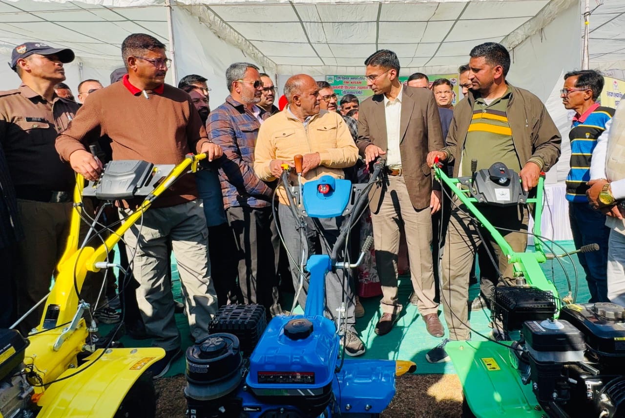 इठारना में ‘सरकार जनता के द्वार’ कार्यक्रम—डीएम ने सुनी जन समस्याएं, अधिकांश शिकायतों का मौके पर निस्तारण