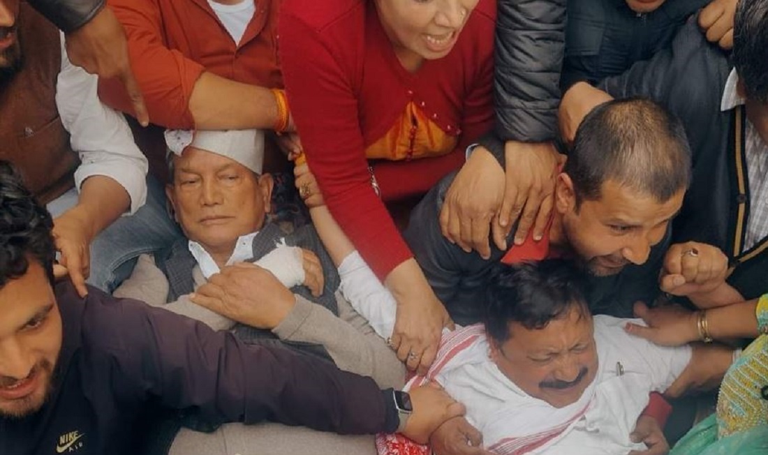 उत्तराखंड: बेरोजगारों पर हुए लाठीचार्ज को लेकर, पूर्व मुख्यमंत्री हरीश रावत व प्रदेश अध्यक्ष करन माहरा के नेतृत्व में, धरने पर बैठे कांग्रेसी: