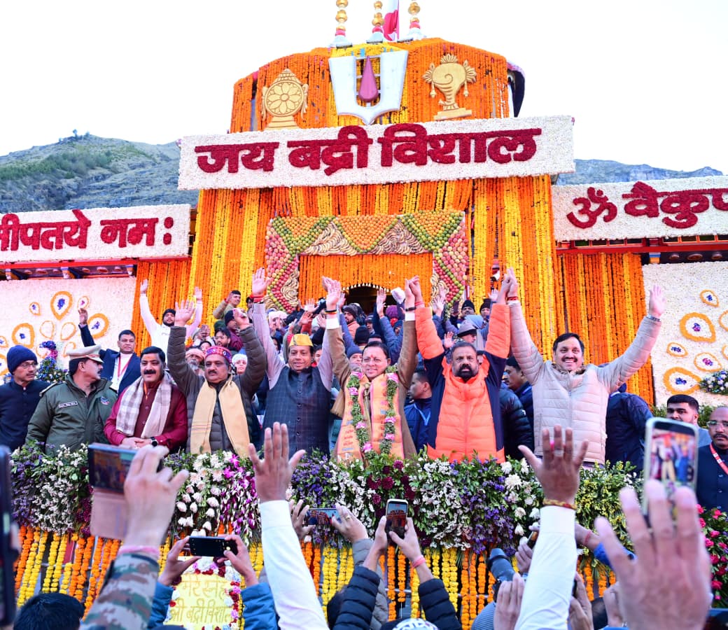 बद्रीनाथ के कपाट खुलने के बाद पीएम मोदी के नाम से हुई सबसे पहली पूजा ,15 हजार से ज्यादा श्रद्धालु रहें मौजूद ।