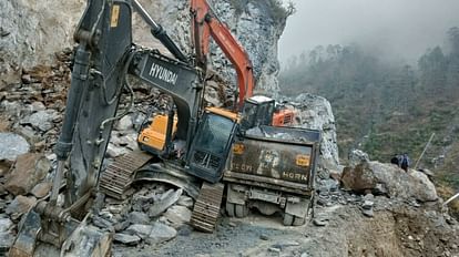 धरासू बैंड के पास आया मलबा और बोल्डर, गाड़ियों की आवाजाही पर रोक