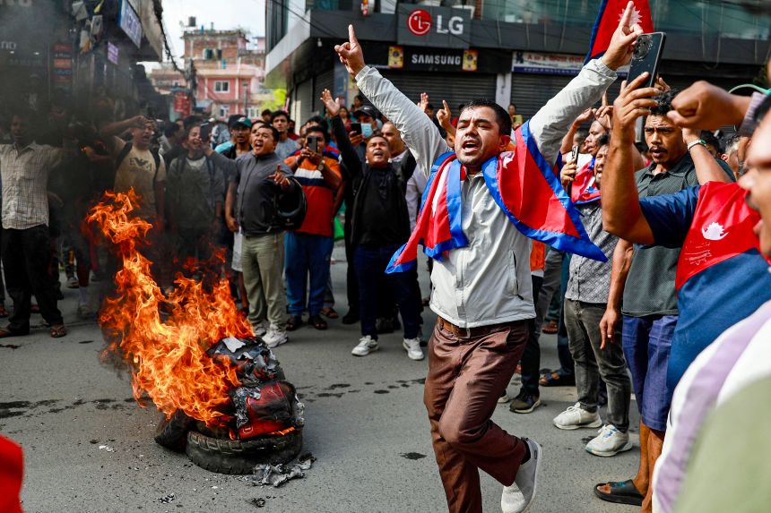 नेपाल में उग्र प्रदर्शन: सेना ने संभाली कमान, कर्फ्यू लागू