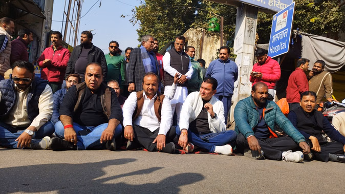 हरिद्वार: मोर्चरी में रखे धर्मशाला प्रबंधक के शव को चूहों ने कुतरा, लापरवाही पर परिजनों का हंगामा