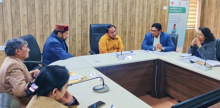 स्वास्थ्य मंत्री ने लगाई अधिकारियों को फटकार। ।