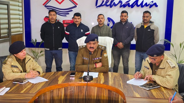 दून पुलिस का जवाब नहीं! अँधेरे में ढूँढे हत्यारे