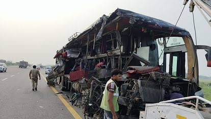 Unnao Accident: स्लीपर बस और टैंकर के बीच हुई टक्कर। हादसे में 18 लोगों की मौत