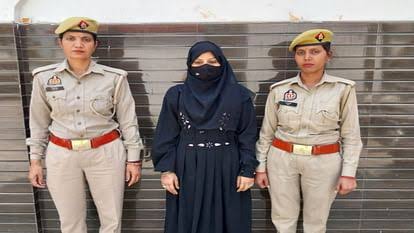 बिजनौर में एक महिला अपने पति के हाथ पैर बांधती और प्राइवेट पार्ट्स को सिगरेट से दागती नज़र आई