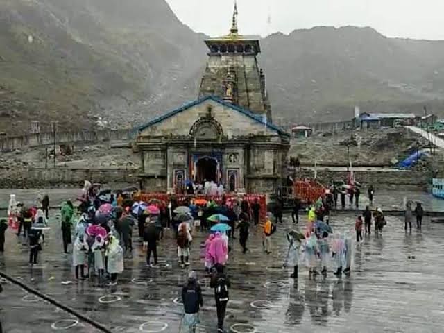 Kedarnath Weather: केदारनाथ में लगातार हो रही बारिश, यात्री हुए परेशान