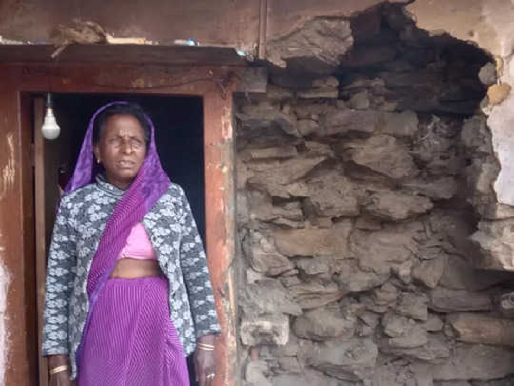 जोशीमठ में कभी भी गिर सकता हैं जर्जर मकान: धंस रही हैं जमीन, फिर भी उसमें रहने को मजबूर 70 साल की महिला: