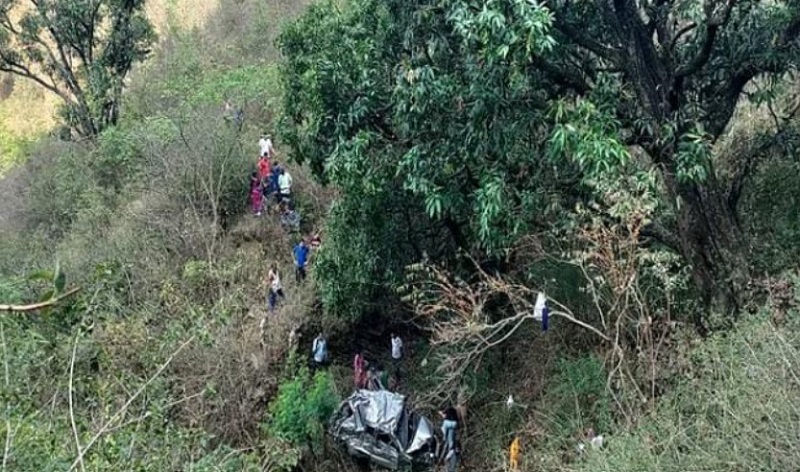 दर्दनाक हादसा,,यहाँ गहरी खाई में कार गिरने से पति-पत्नी समेत बेटी की मौत..