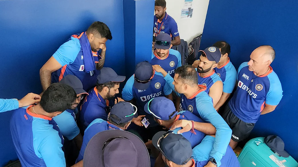 रोहित शर्मा और उनके साथियों ने मोबाइल पर देखा महिला टीम का मैच, फोटो सोशल मीडिया पर वायरल