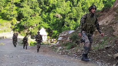 पहलगाम आतंकी हमले के बाद कश्मीर में सुरक्षाबलों का बड़ा एक्शन, आतंकियों के घर उड़ाए, दो सहयोगी गिरफ्तार