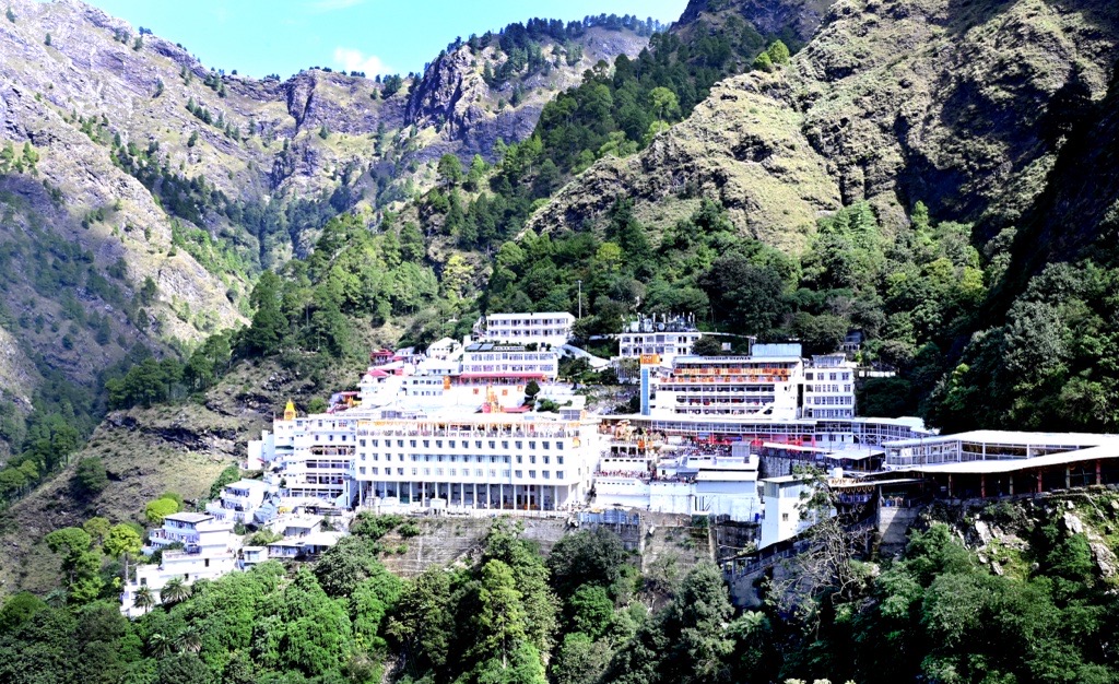 माता वैष्णो देवी मंदिर में  दान से भारी वृद्धि : 172 करोड़ रुपये, 27 किलो सोना, वैष्णो देवी मंदिर में भक्तों ने किया दान
