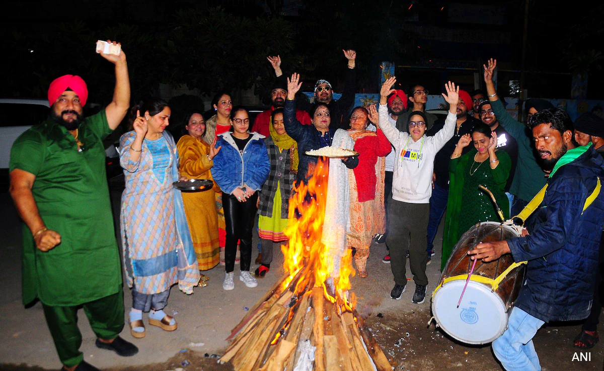 Lohri 2026: आज मनेगा खुशियों का जश्न लोहड़ी; जानें क्या है अग्नि देव की पूजा का शुभ मुहूर्त और दुल्ला-भट्टी की अनसुनी कहानी