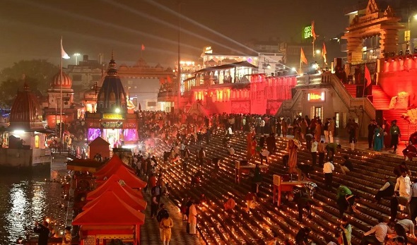 हरिद्वार के घाटों पर जगमगाये 3 लाख 51 हजार दीप