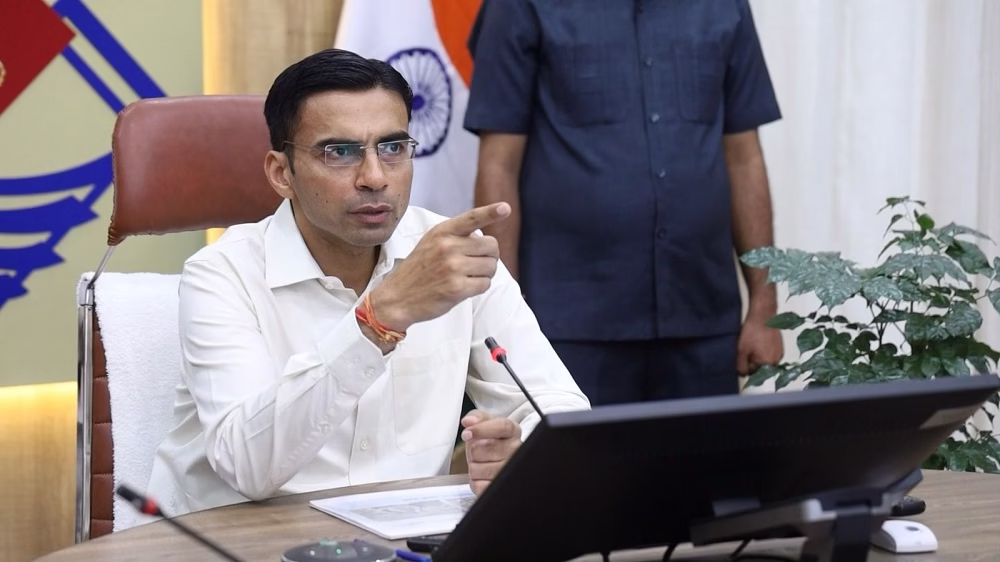 मेरे होते जनता से खिलवाड़ बर्दाश्त नहीं – डीएम