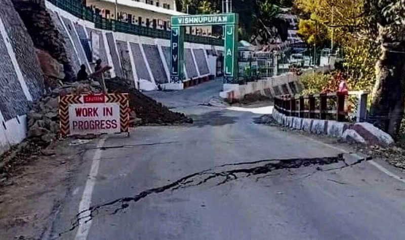 जोशीमठ में दिखा 6 फीट का गड्ढा , उत्तरकाशी के 30 घरों में दरारें: कहीं आपदा की आहट तो नहीं?