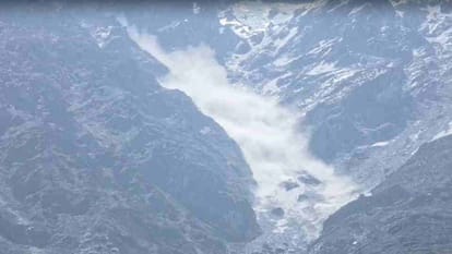 बदरीनाथ धाम में कंचन गंगा क्षेत्र के ऊपर अचानक टूटा हिमखंड, मची हलचल